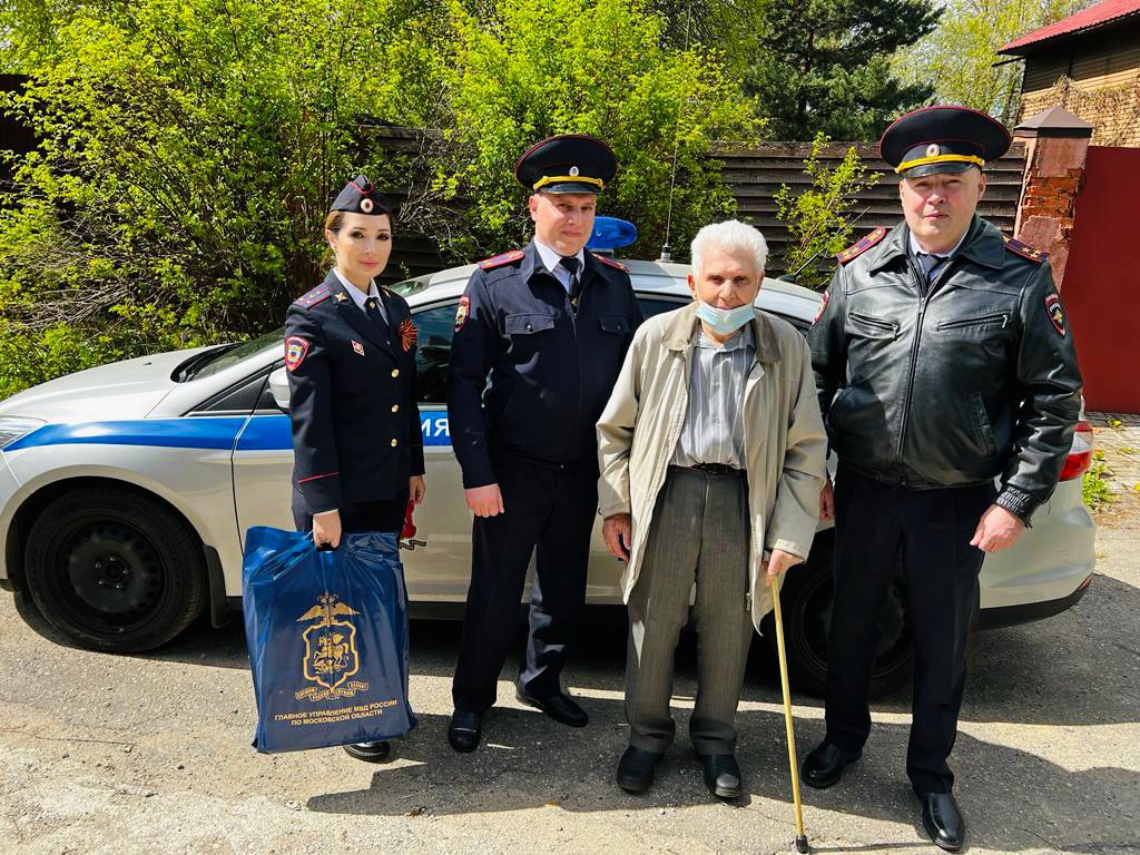 Полицейские Люберец поздравили с Днем Победы ветеранов ОВД – участников ВОВ  | Администрация городского округа Люберцы Московской области